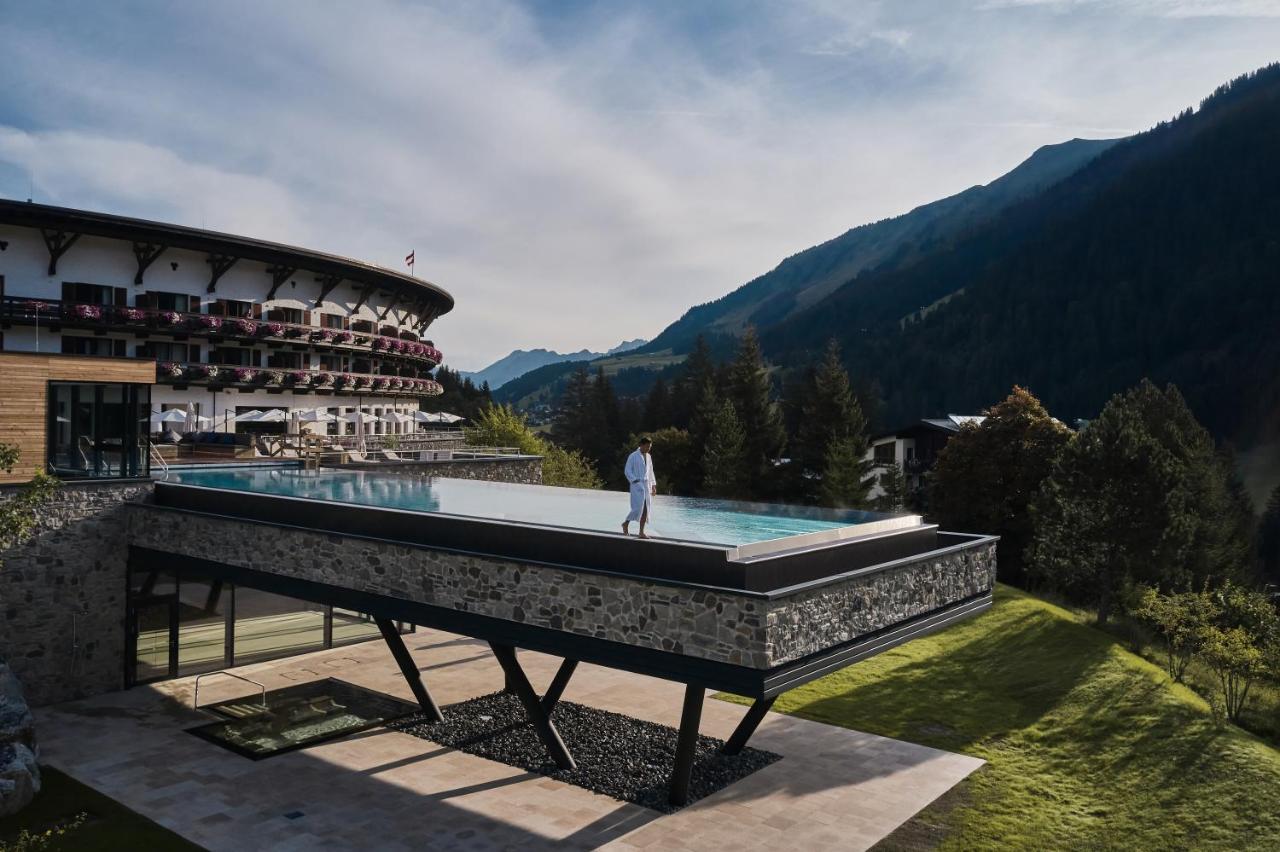 A-Rosa Ifen Hotel Kleinwalsertal Hirschegg (Vorarlberg) Exterior foto The swimming pool at the Hotel Axelmannstein