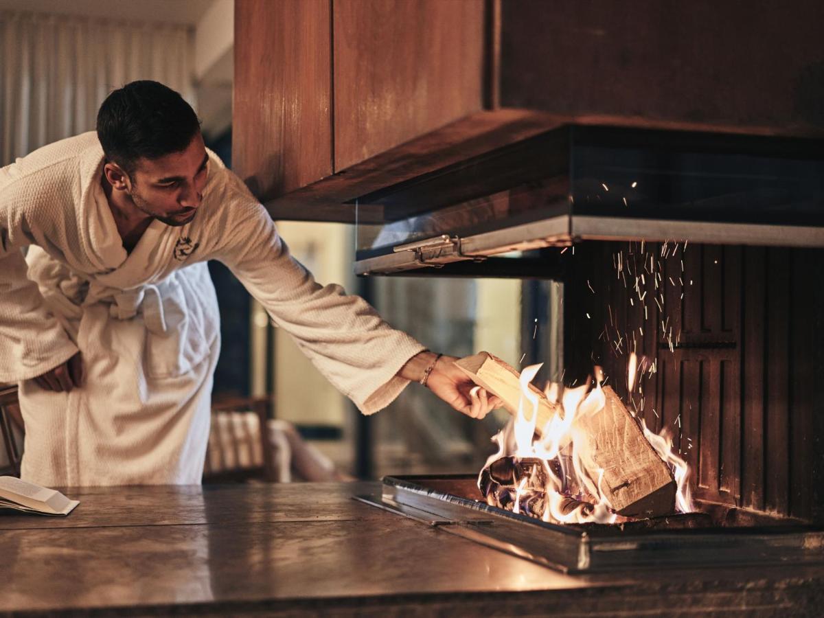 A-Rosa Ifen Hotel Kleinwalsertal Hirschegg (Vorarlberg) Exterior foto A chef cooking with a blowtorch