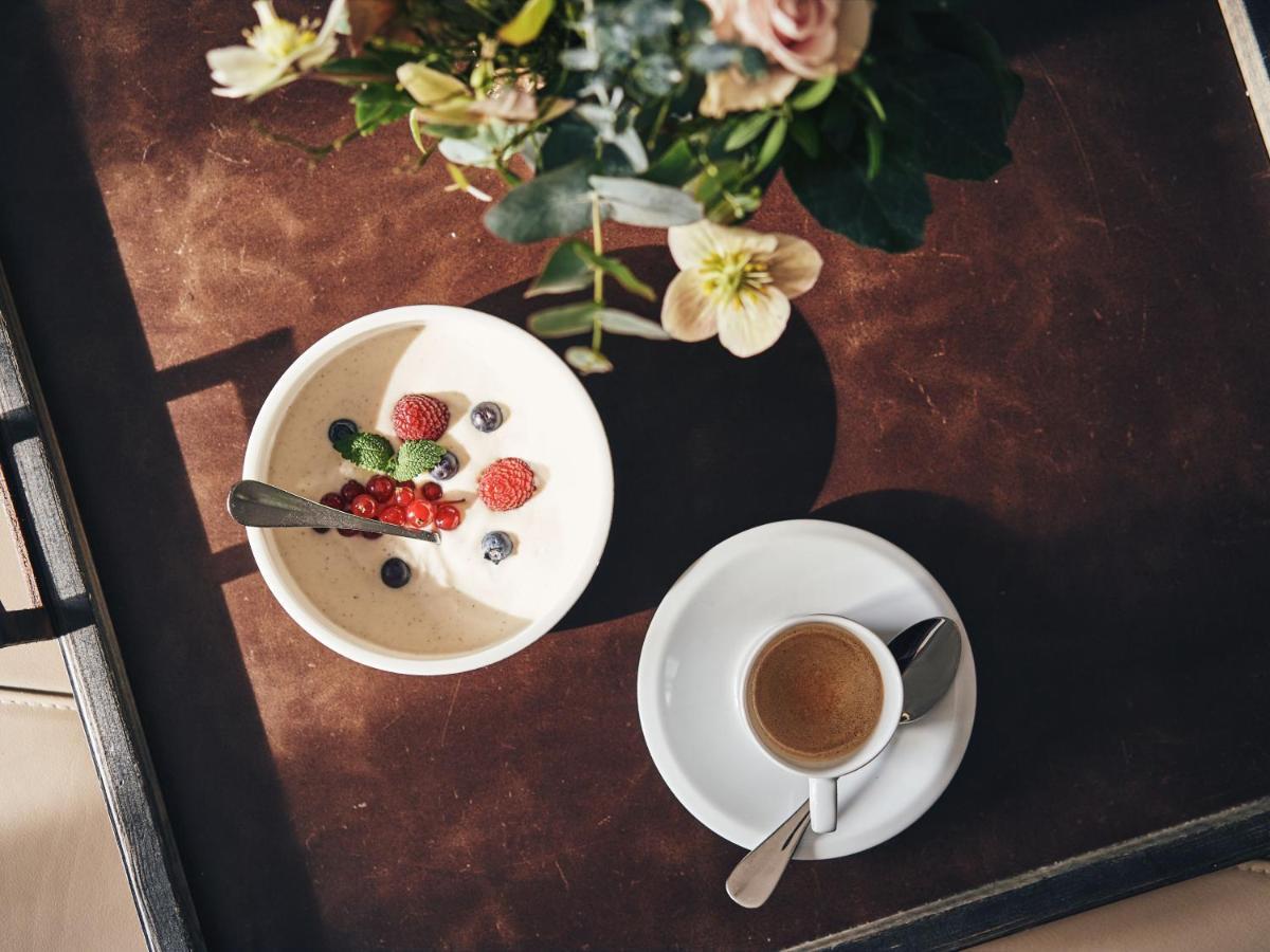A-Rosa Ifen Hotel Kleinwalsertal Hirschegg (Vorarlberg) Exterior foto A cup of coffee and a bowl of fruit