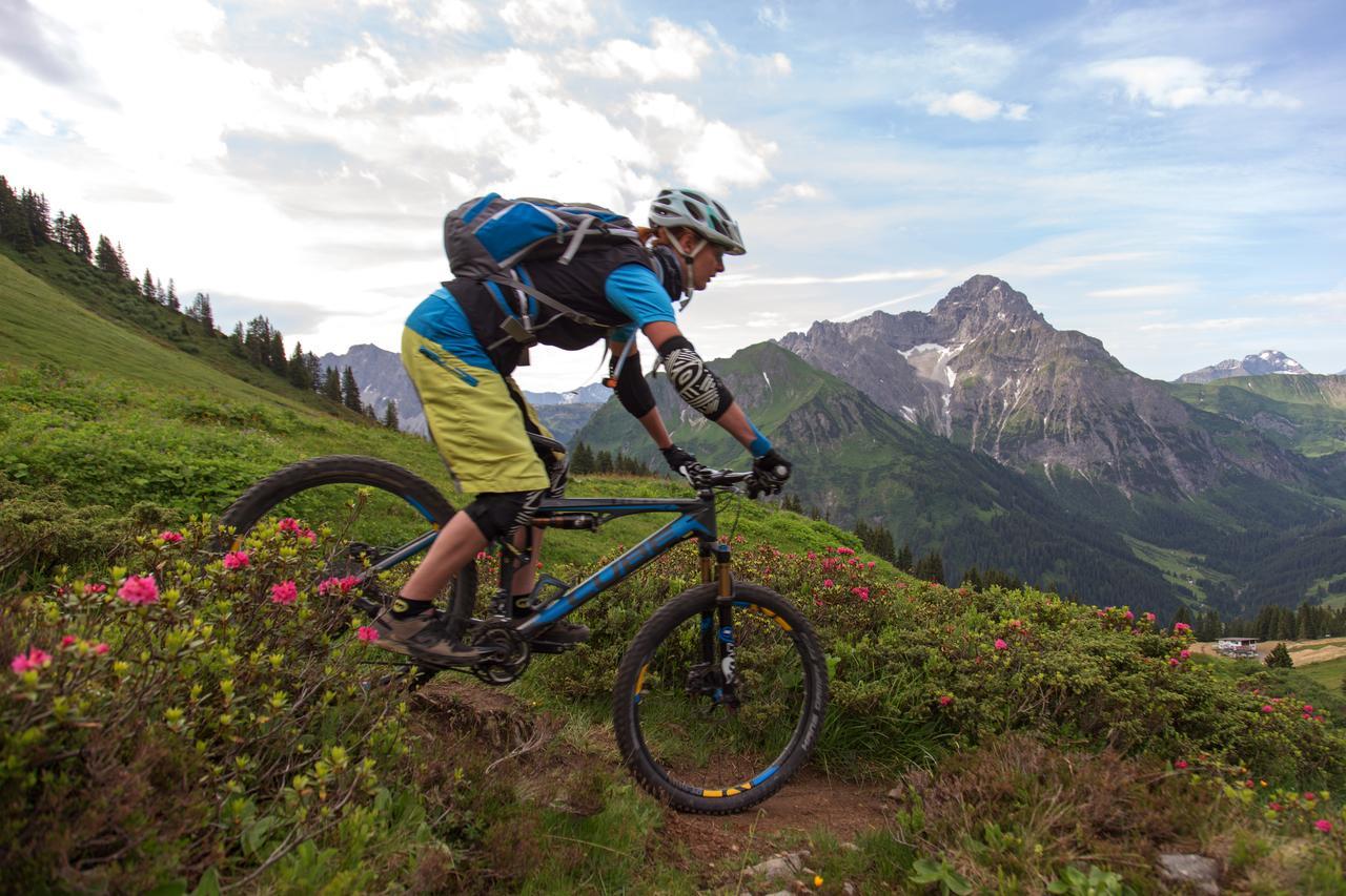 A-Rosa Ifen Hotel Kleinwalsertal Hirschegg (Vorarlberg) Exterior foto A mountain biker in the Alps