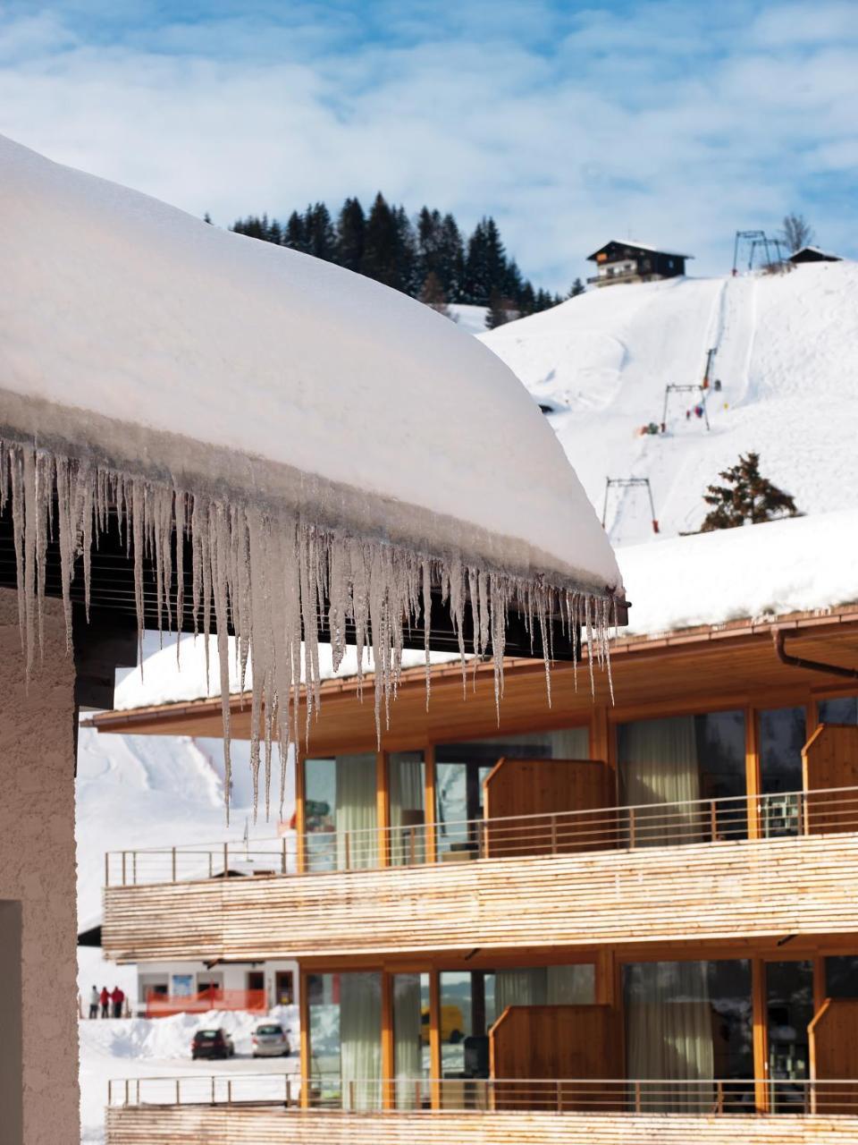 A-Rosa Ifen Hotel Kleinwalsertal Hirschegg (Vorarlberg) Exterior foto Icicles on a building
